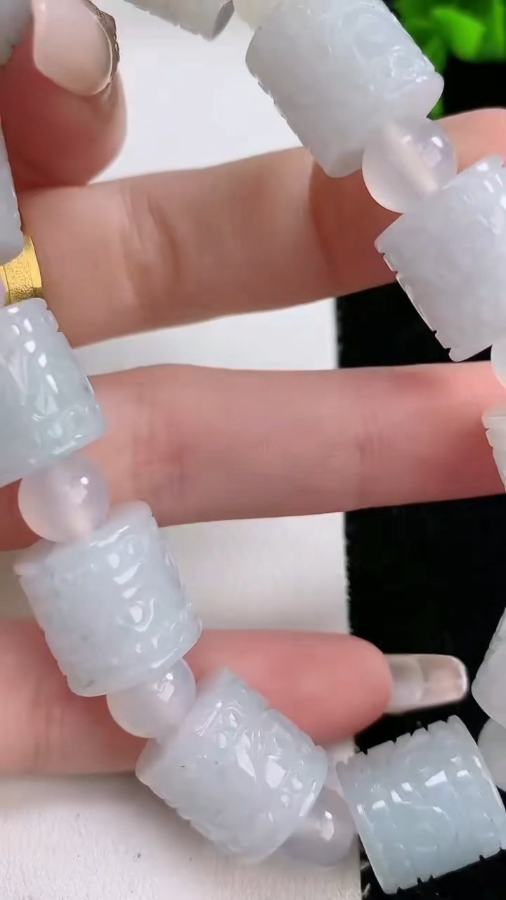 天然A货翡翠飘花路路通手串，尺寸13-13，重:62.37g4月18日
工厂直销收藏佳品,种好水足，色泽均匀，有种有色，上手高大气！