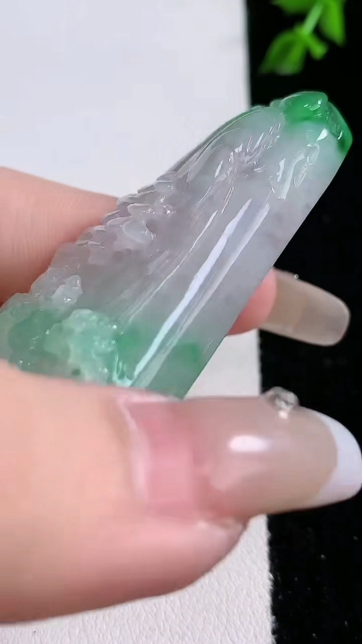 天然A货翡翠山水吊坠，尺寸 64-38-10，重:41.79g
4月18日