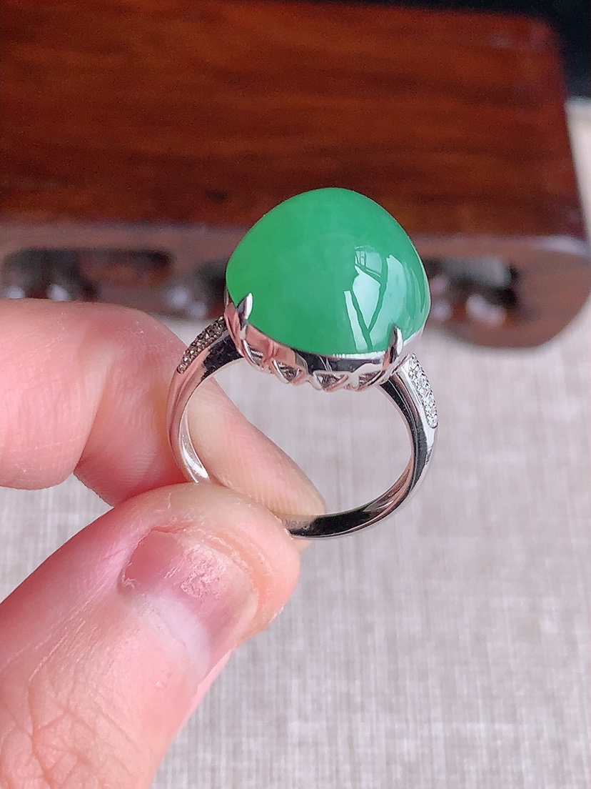 天然A货翡翠18K金伴钻镶嵌甜绿蛋面戒指 圈口17.6裸石
尺寸15.2-14mm 重量6.23g 