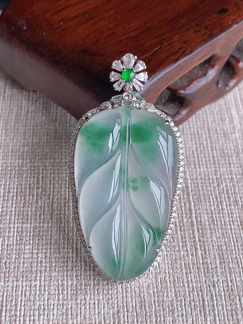 天然A货翡翠18K金伴钻镶嵌飘花叶子金枝玉叶吊坠 
尺寸42.8-21.5-7.3裸石31.4-19mm 重量6.93g 0417