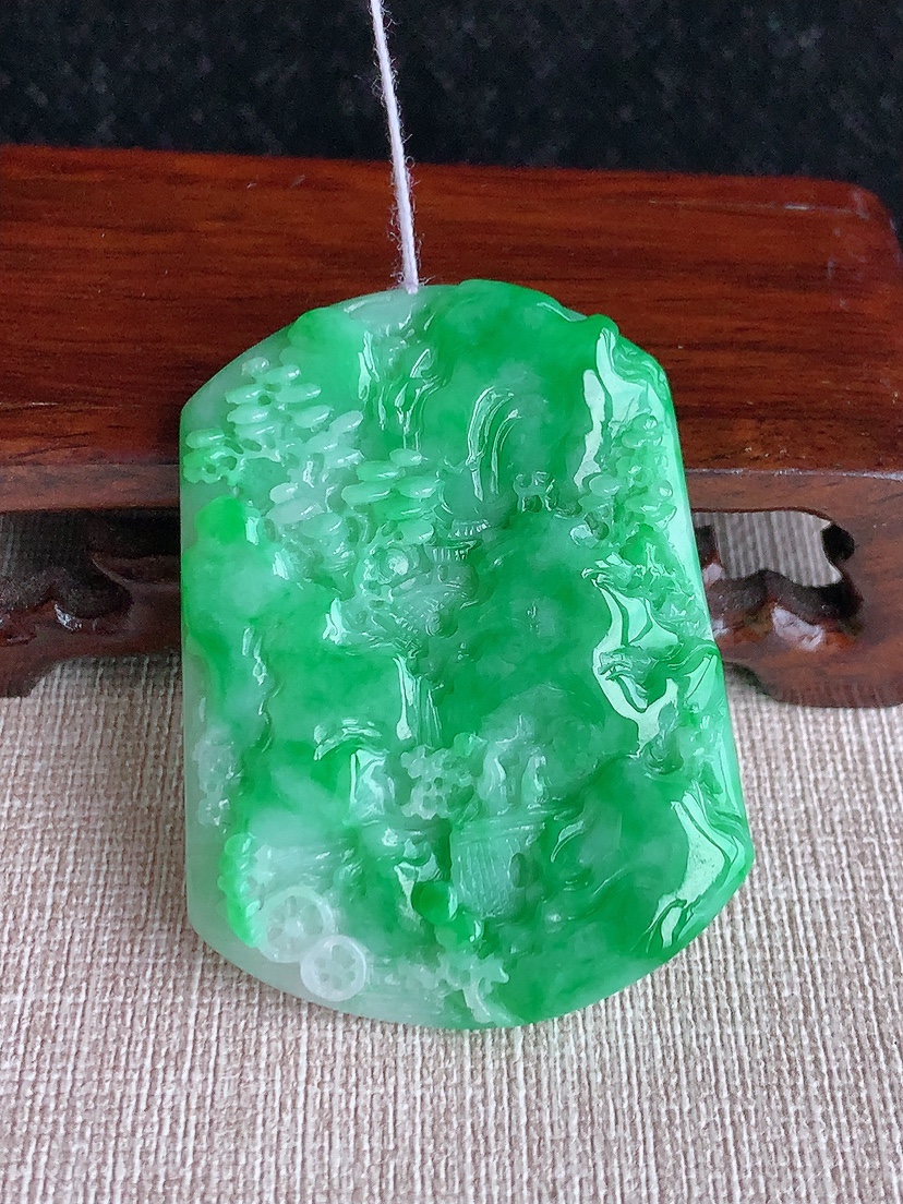 天然A货翡翠满绿意境山水牌吊坠 
尺寸51.6-38.6-5.8mm 重量25.90g 0417