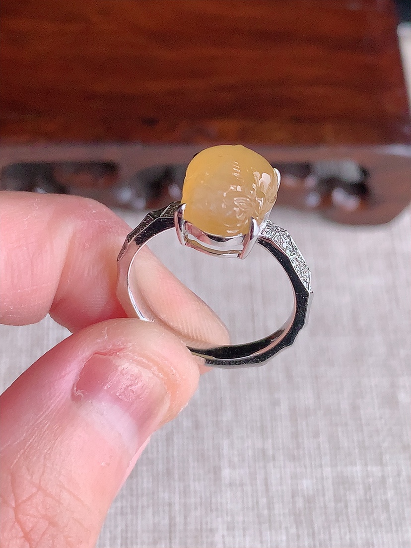 天然A货翡翠18K金伴钻镶嵌黄翡招财貔貅戒指 圈口17.4裸石
尺寸12.3-9mm 重量4.18g