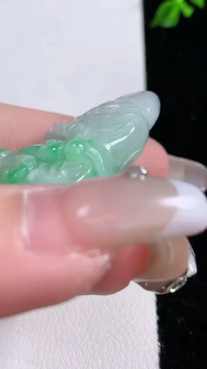 天然A货翡翠白菜吊坠，尺寸43.5-25.7-13.3，重:20.97g
4月18日