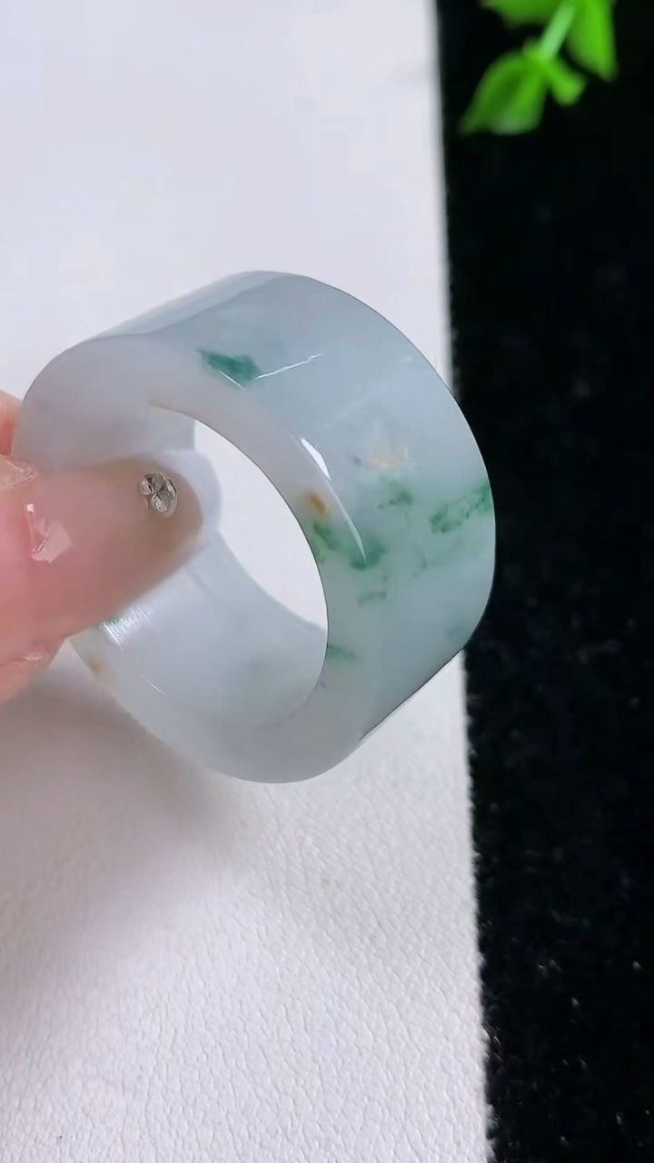 天然A货翡翠飘花指环扳指，尺寸22.5-14.3-4.6，重:18.05g2026年4月18日
工厂直销收藏佳品,种好水足，色泽均匀，有种有色，上手高大气！