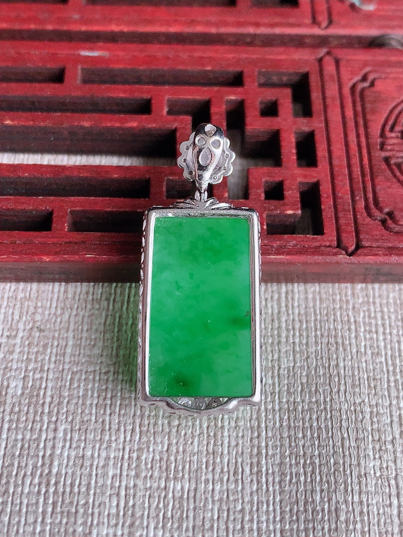 天然A货翡翠18K金伴钻镶嵌满绿无事牌吊坠 
尺寸32.4-13.6-6.5裸石19.8-11mm 