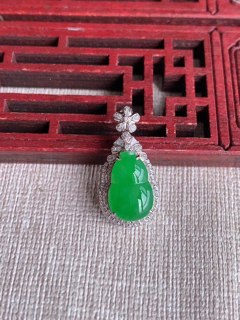 天然A货翡翠18K金伴钻镶嵌阳绿葫芦吊坠 
尺寸23-11.3-8裸石12.3-8mm 重量2.53