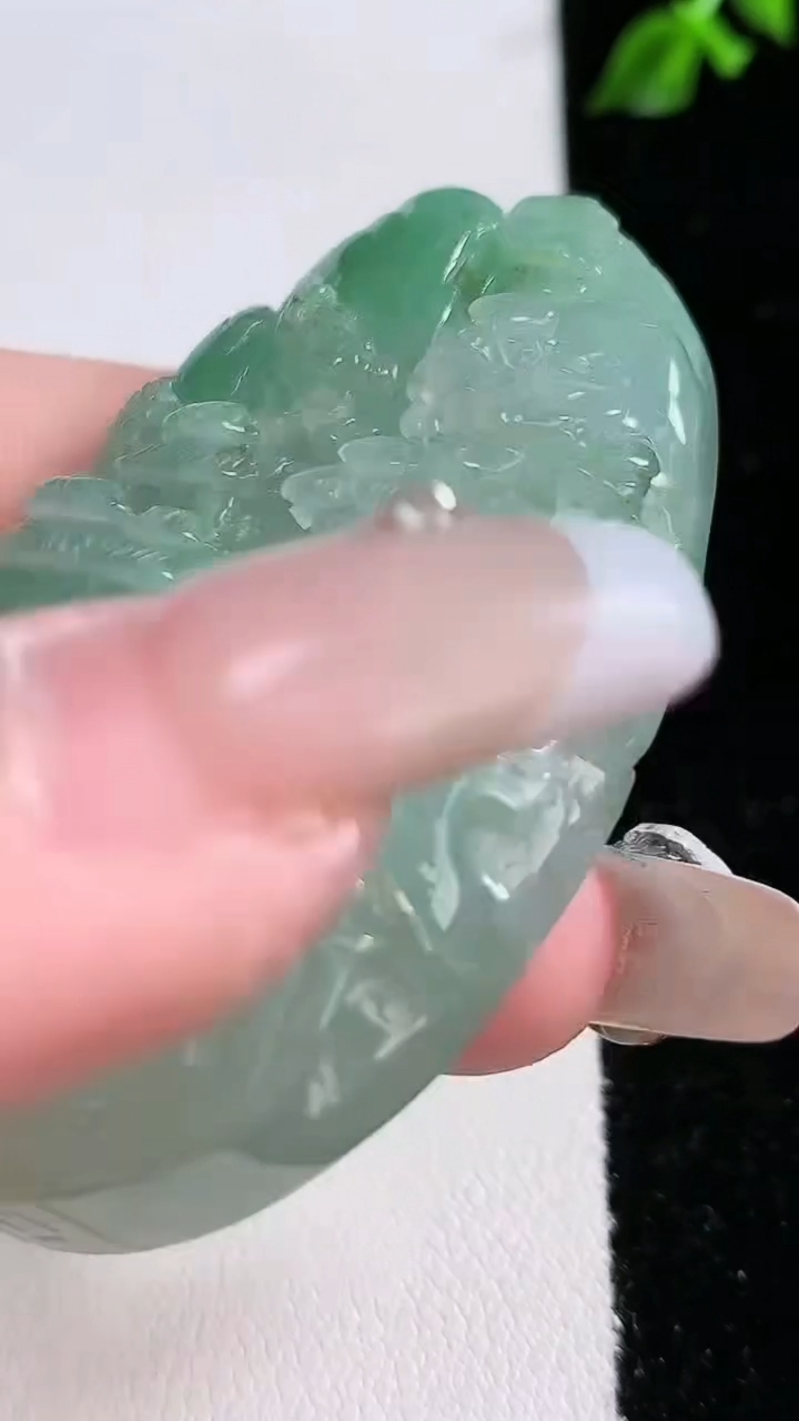 天然A货翡翠山水牌吊坠，尺寸56-35-13，重:47.17g
4月18日