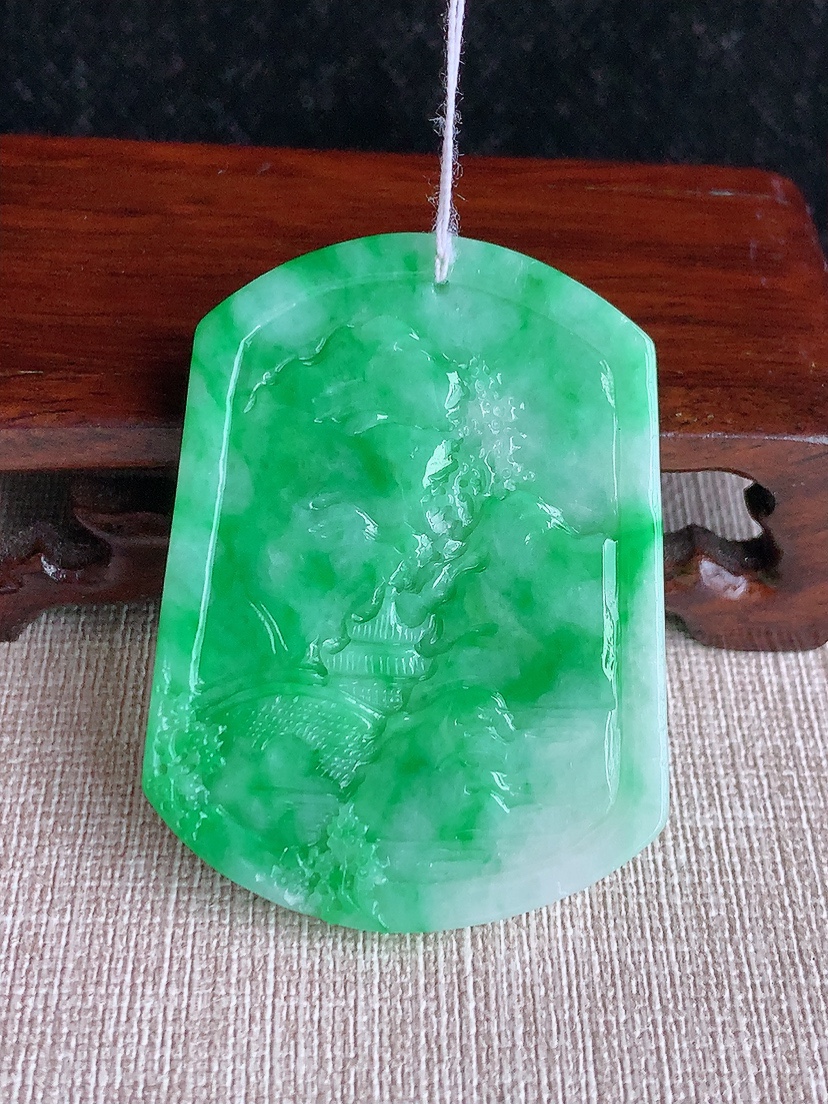 天然A货翡翠满绿意境山水牌吊坠 
尺寸51.6-38.6-5.8mm 重量25.90g 0417