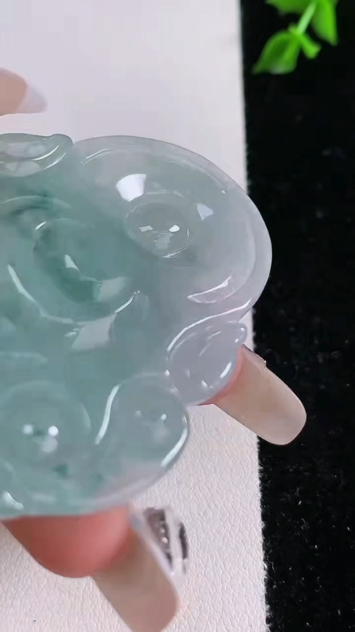 天然A货翡翠飘花观音菩萨吊坠，尺寸56-48-8，重:31.41g
4月18日