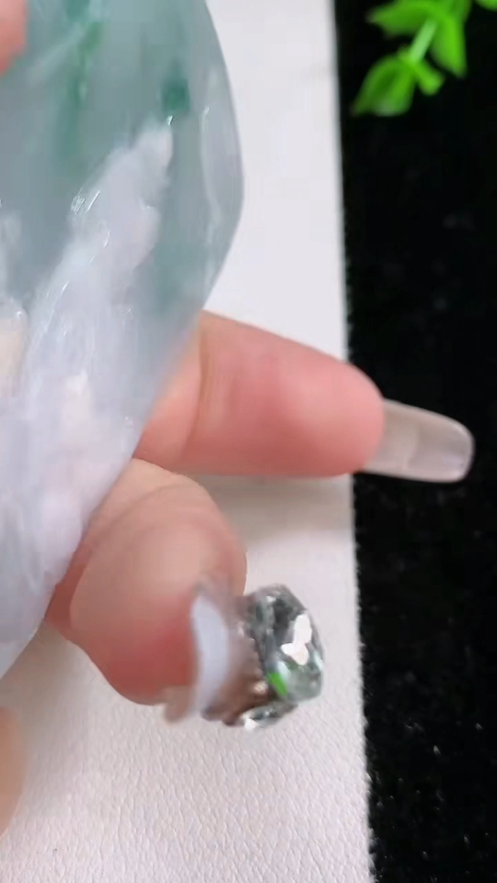 天然A货翡翠牌吊坠，尺寸66.3-42-14.5，重:70.21g
4月18日