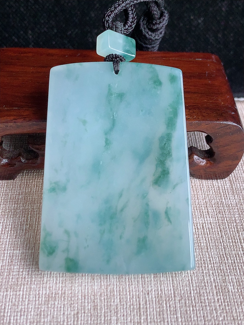 天然A货翡翠飘花无事牌吊坠 
尺寸60.6-41.6-5.5mm 重量48.18g 0417