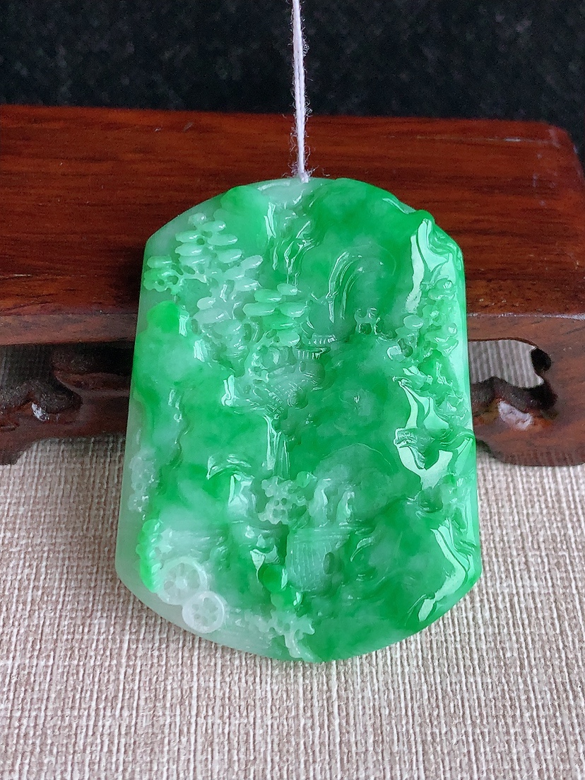 天然A货翡翠满绿意境山水牌吊坠 
尺寸51.6-38.6-5.8mm 重量25.90g 0417