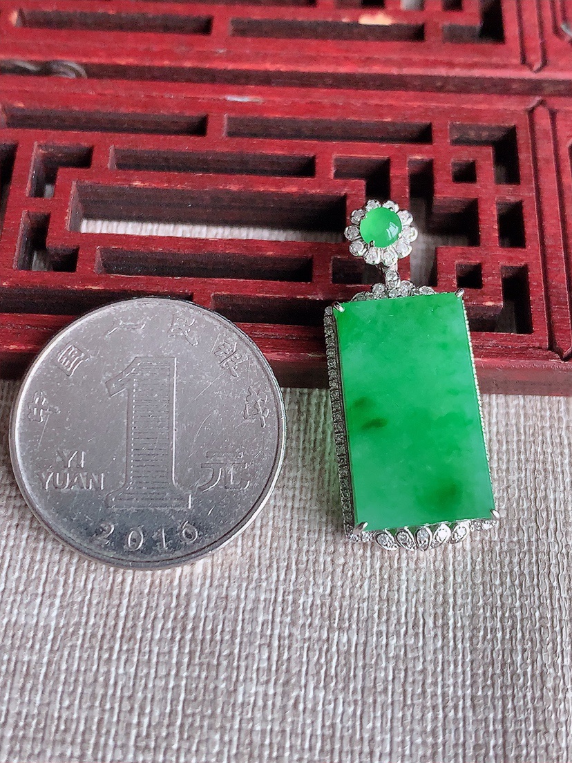 天然A货翡翠18K金伴钻镶嵌满绿无事牌吊坠 
尺寸32.4-13.6-6.5裸石19.8-11mm 重量4.79g 0417