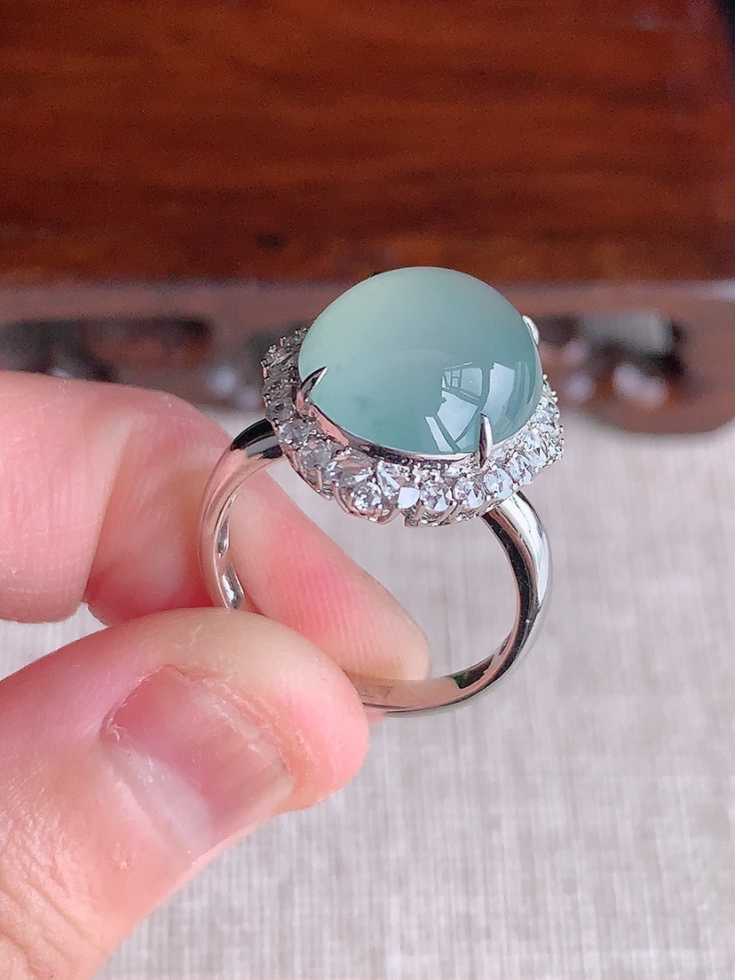 天然A货翡翠18K金伴钻镶嵌晴水蛋面戒指 圈口17.7裸石
尺寸15.3-12mm 重量4.46g 