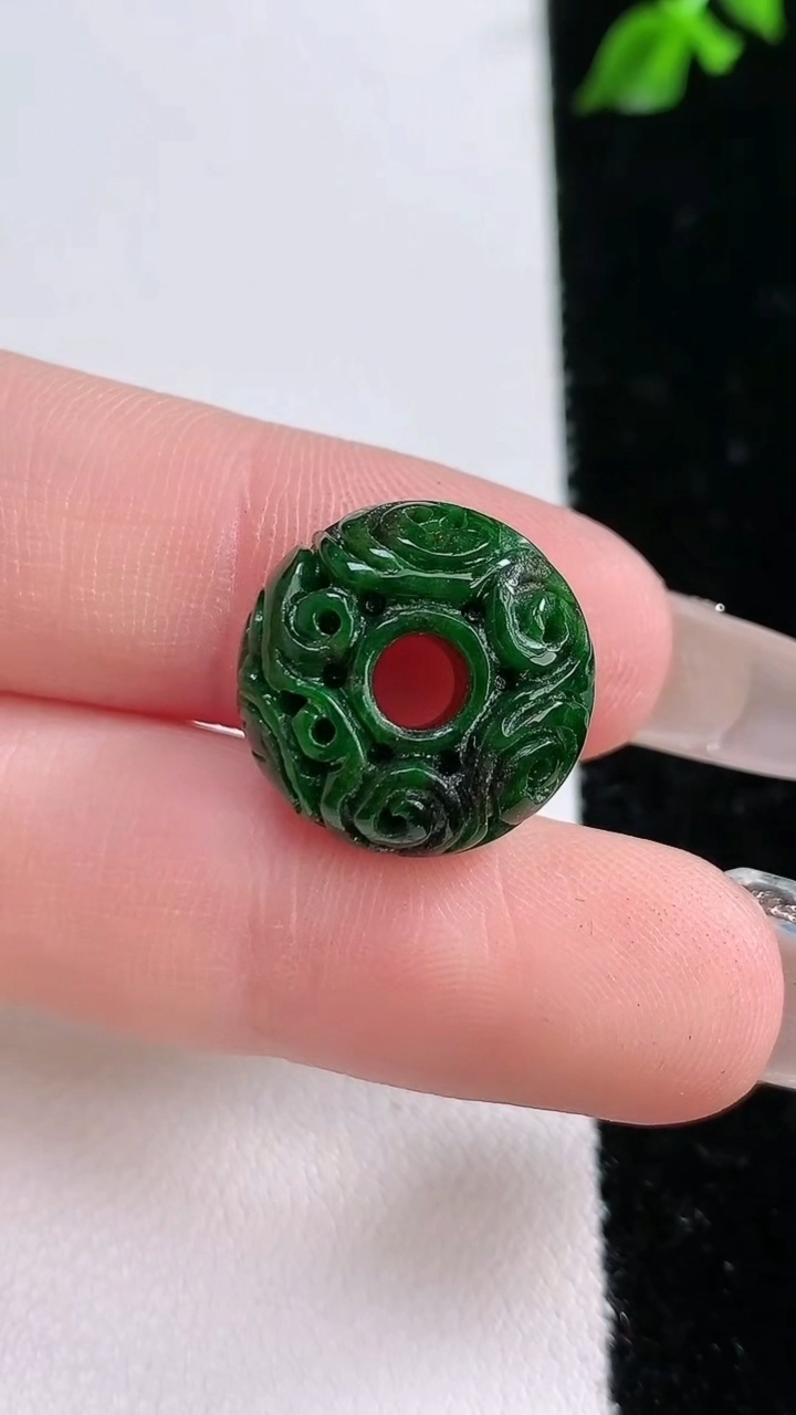 天然A货翡翠雕花路路通吊坠，尺寸16.3-8.8，重:6.49g
4月18日