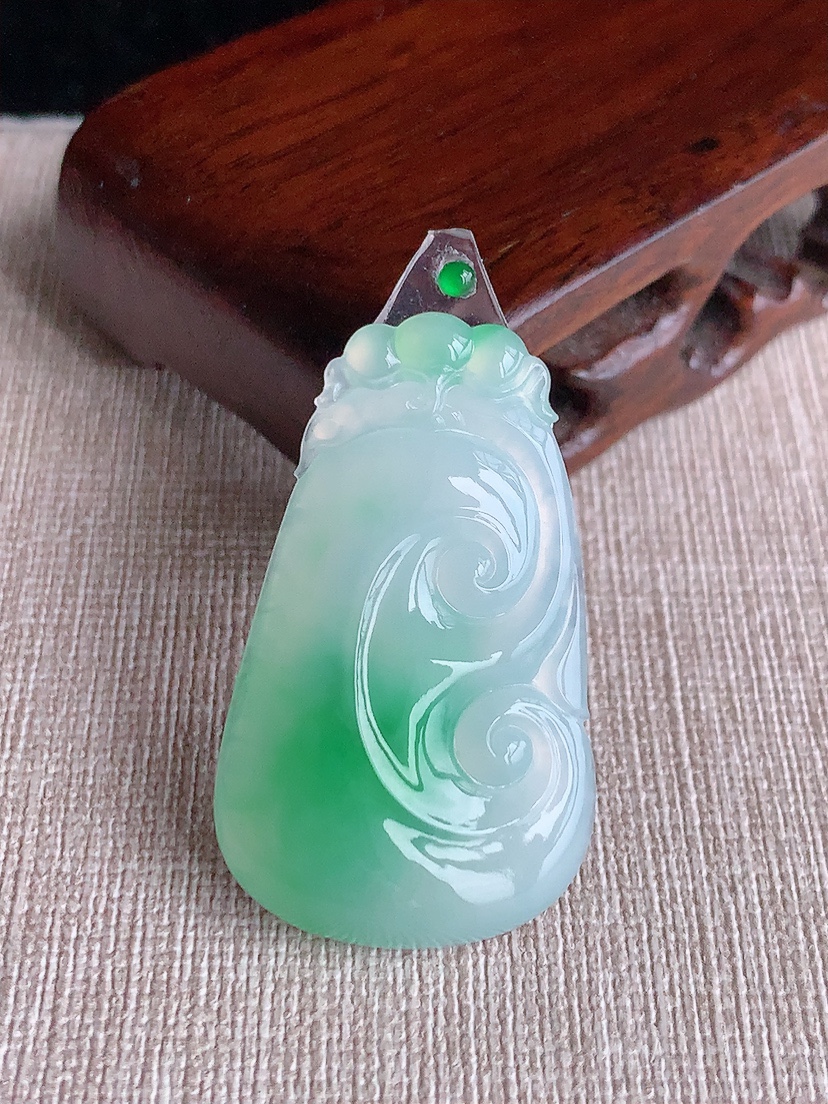 天然A货翡翠飘绿如意镶嵌件 
尺寸40.6-23.5-6.5mm 重量9.06g 0417
