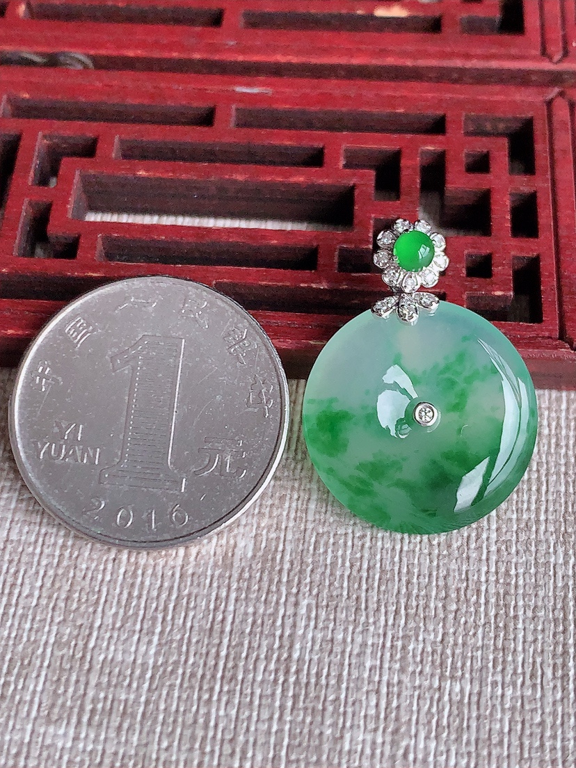 天然A货翡翠18K金伴钻镶嵌飘绿平安扣吊坠 
尺寸27.8-20.7-4mm 重量4.58g 0417