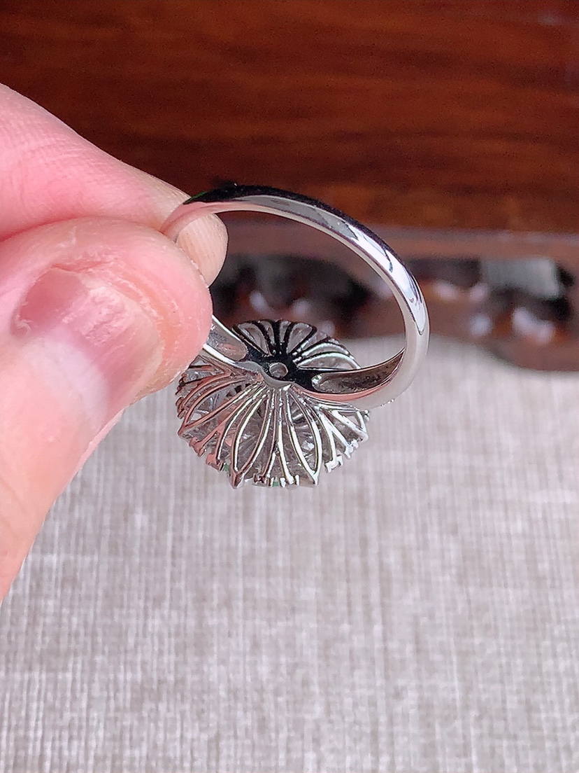 天然A货翡翠18K金伴钻镶嵌甜绿蛋面戒指 圈口17.7裸石
尺寸10-9.5mm 重量4.63g 0417