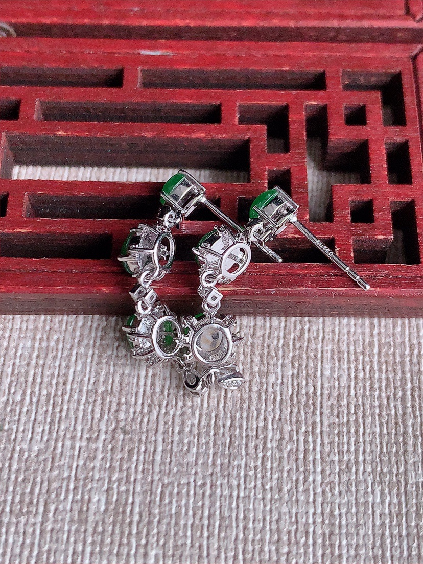 天然A货翡翠18K金伴钻镶嵌阳绿蛋面耳坠 
尺寸4.8-4-5.3mm 重量2.72g 0417