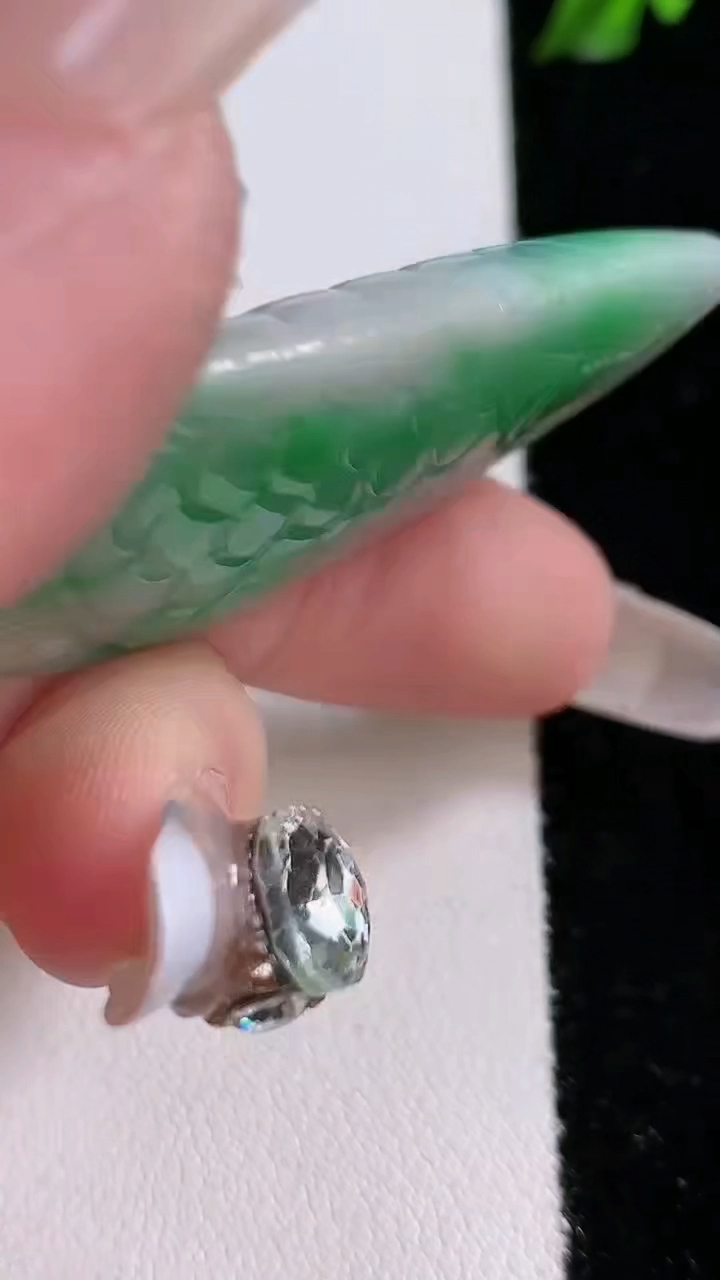 天然A货翡翠年年有余吊坠，尺寸51-26.5-10，重:18.71g
4月18日