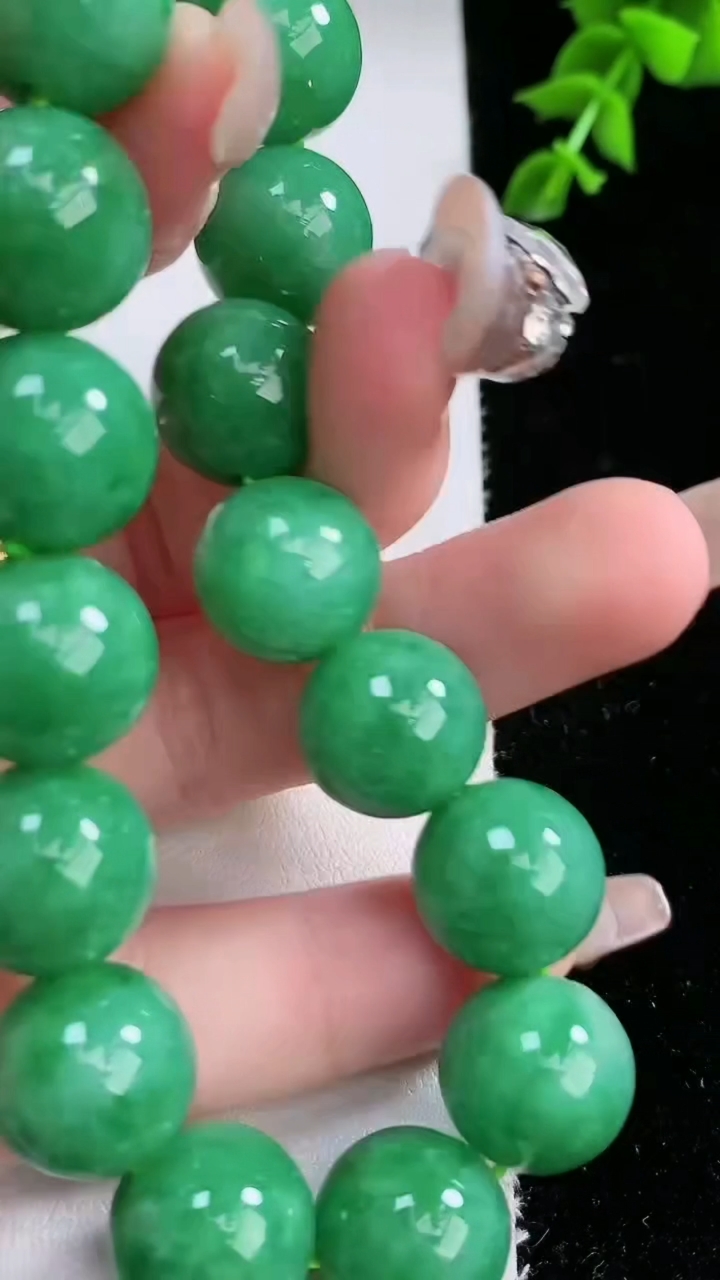 天然A货翡翠圆珠手串，尺寸13.5-16颗，重:62.39g4月18日
工厂直销收藏佳品,种好水足，色泽均匀，有种有色，上手高大气！