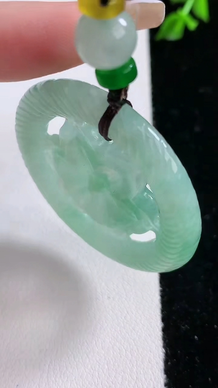 天然A货翡翠花开富贵吊坠，尺寸41.9-4.9，重:15.39g
4月18日