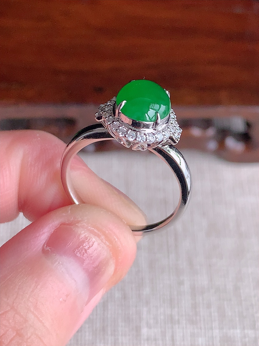 天然A货翡翠18K金伴钻镶嵌阳绿蛋面戒指 圈口17.4裸石
尺寸8.6-7mm 重量3.36g 04