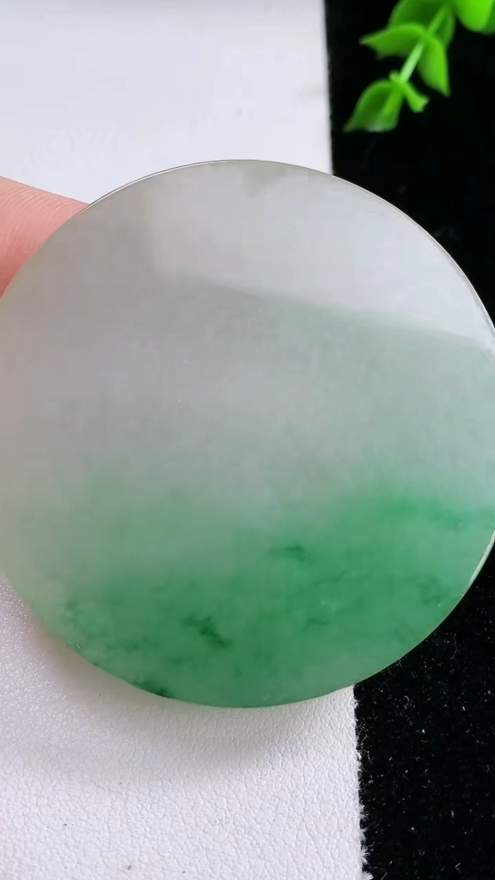 天然A货翡翠无事牌镶嵌件，尺寸 54-5，重:42.54g
4月18日