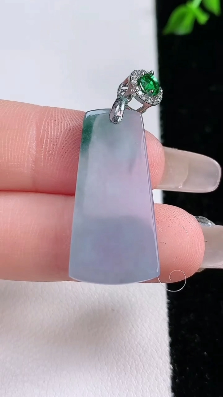 天然A货翡翠飘花无事牌吊坠，尺寸28.5-14-3.5，重:4.31g
4月18日