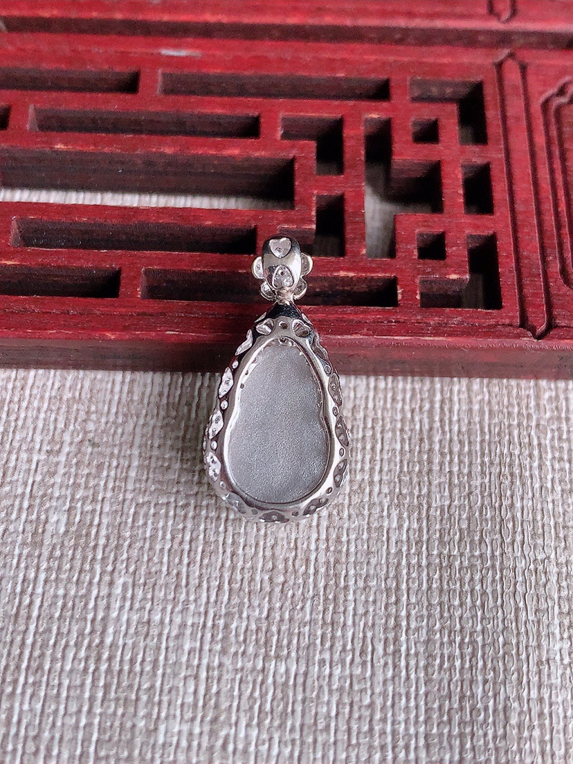 天然A货翡翠18K金伴钻镶嵌阳绿葫芦吊坠 
尺寸23-11.3-8裸石12.3-8mm 重量2.53g 0417