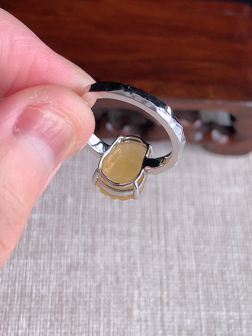 天然A货翡翠18K金伴钻镶嵌黄翡招财貔貅戒指 圈口17.4裸石
尺寸12.3-9mm 重量4.18g 0417