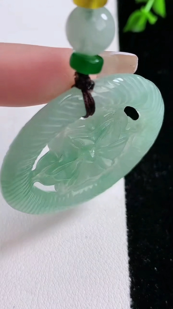 天然A货翡翠花开富贵吊坠，尺寸41.9-4.9，重:15.39g
4月18日