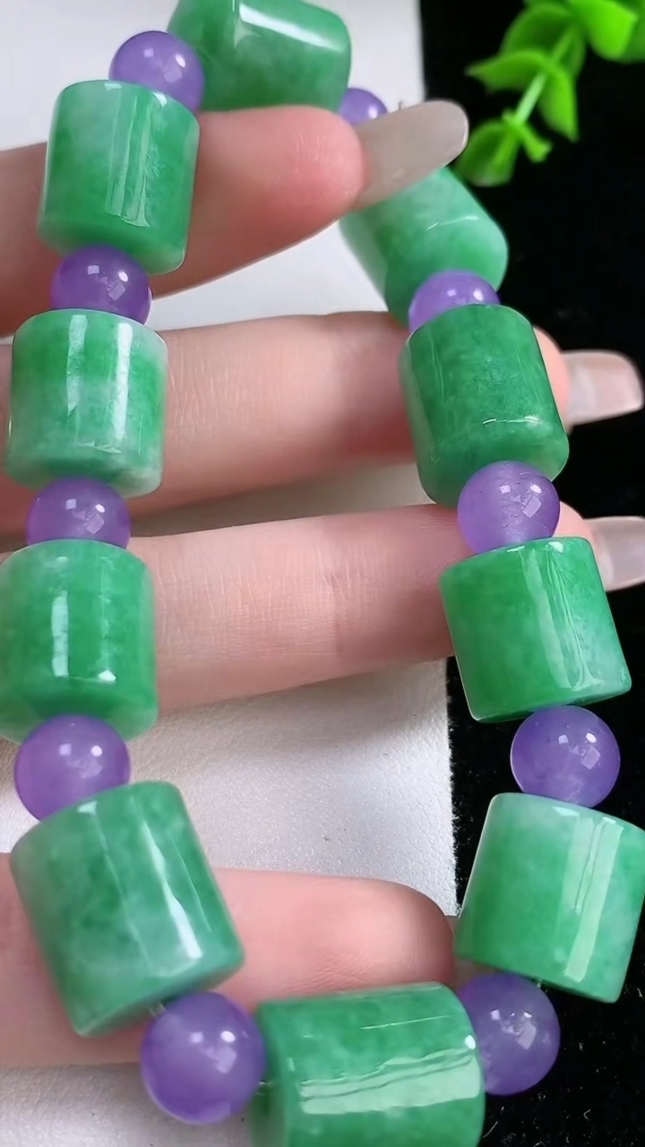 天然A货翡翠路路通手串，尺寸13-12.5，重:59.30g4月18日
工厂直销收藏佳品,种好水足，色泽均匀，有种有色，上手高大气！