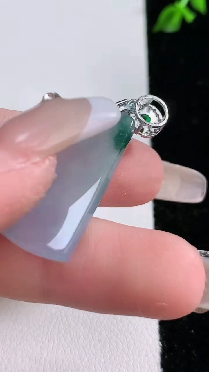 天然A货翡翠飘花无事牌吊坠，尺寸28.5-14-3.5，重:4.31g
4月18日