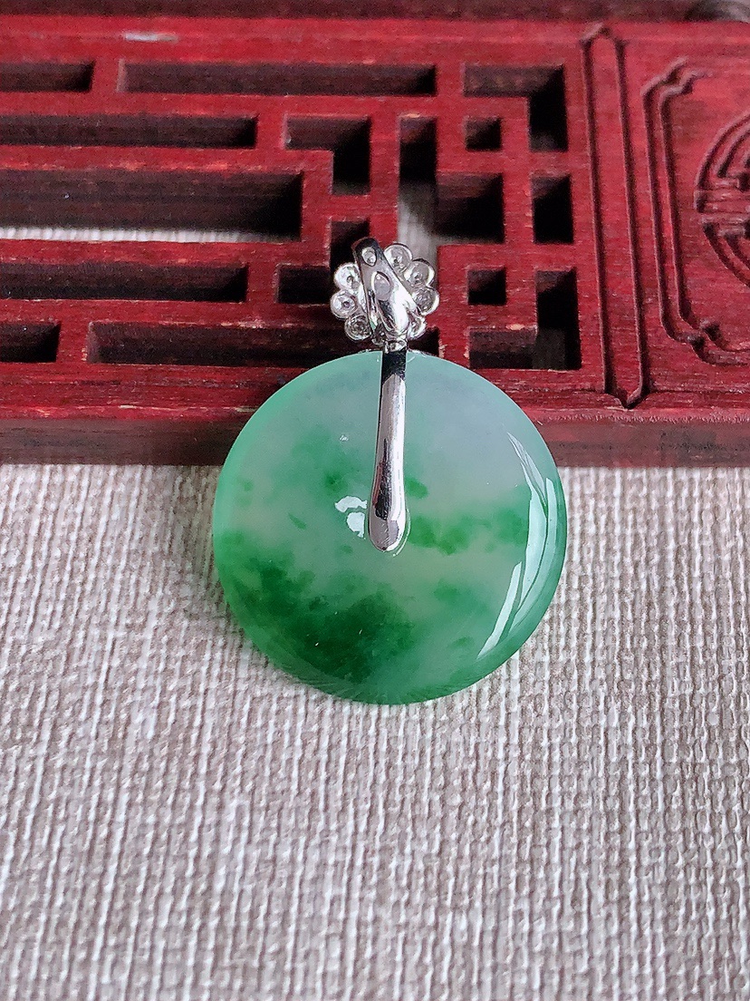 天然A货翡翠18K金伴钻镶嵌飘绿平安扣吊坠 
尺寸27.8-20.7-4mm 重量4.58g 041