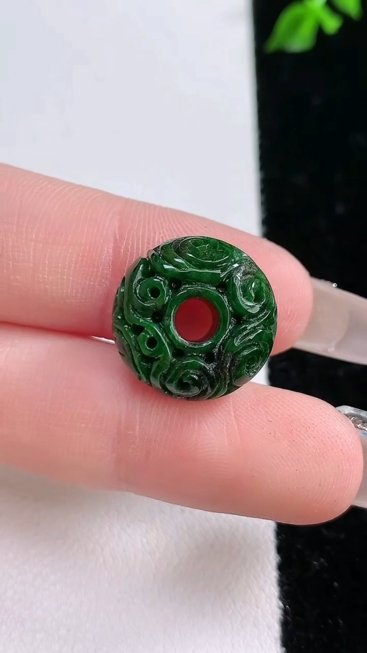 天然A货翡翠雕花路路通吊坠，尺寸16.3-8.8，重:6.49g
4月18日