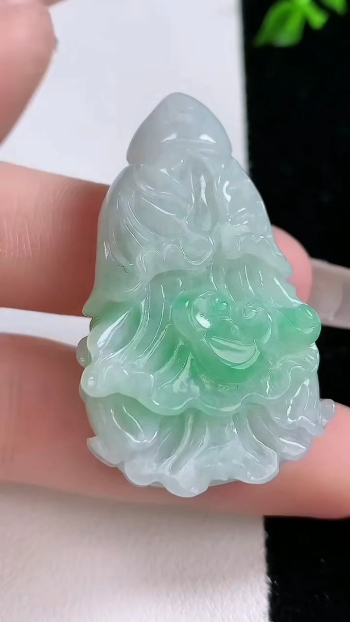 天然A货翡翠白菜吊坠，尺寸43.5-25.7-13.3，重:20.97g
4月18日