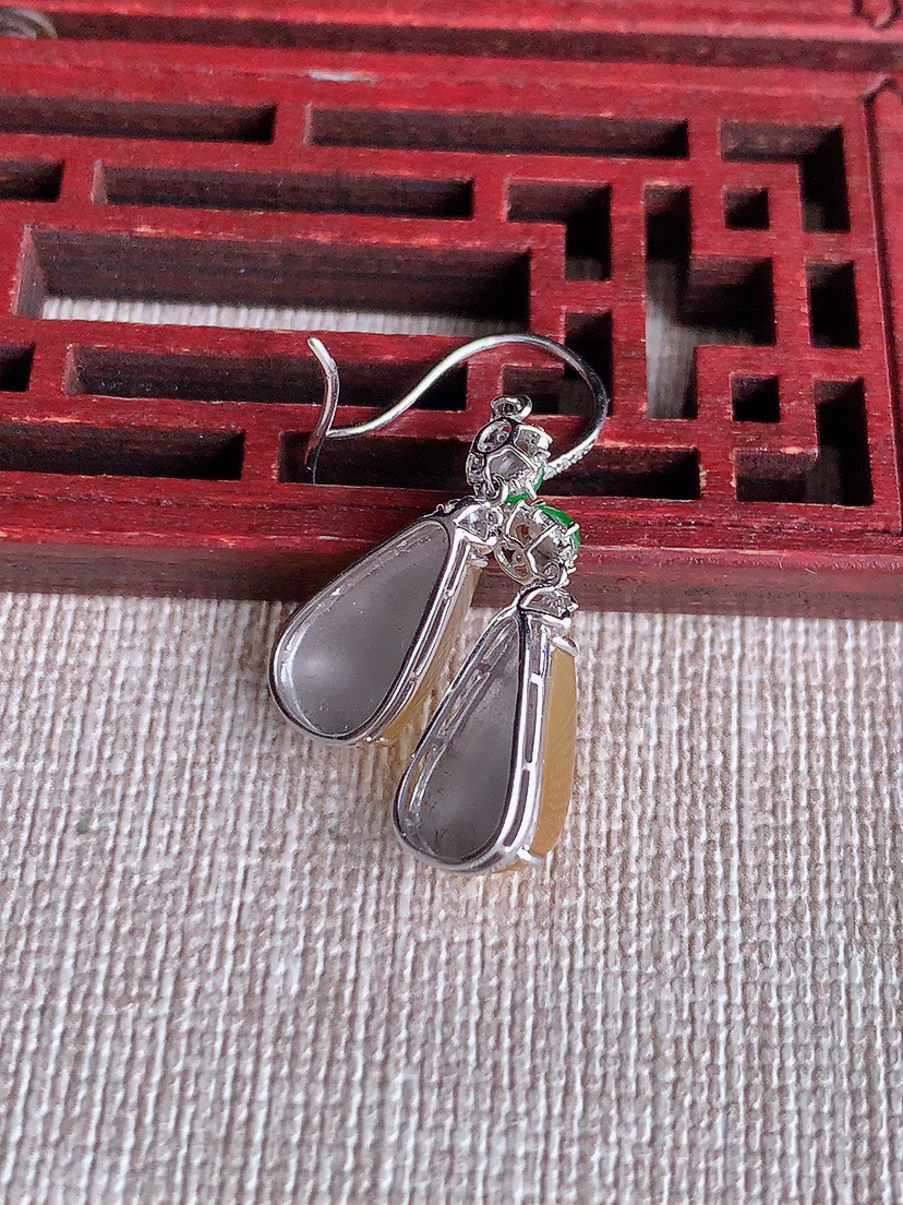 天然A货翡翠18K金伴钻镶嵌黄翡水滴耳坠 
尺寸12.3-6.6-6.3mm 重量3.12g 0417