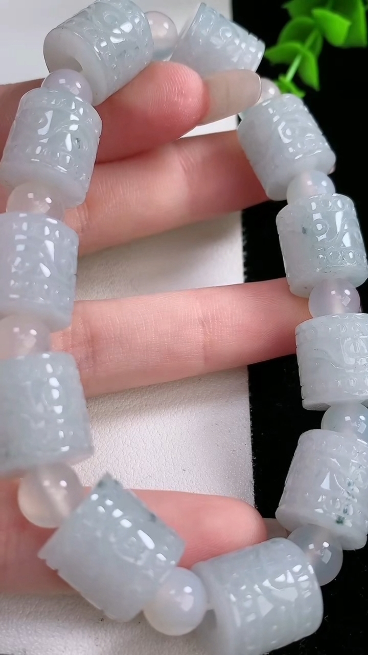 天然A货翡翠飘花路路通手串，尺寸13-13，重:62.37g4月18日
工厂直销收藏佳品,种好水足，色泽均匀，有种有色，上手高大气！