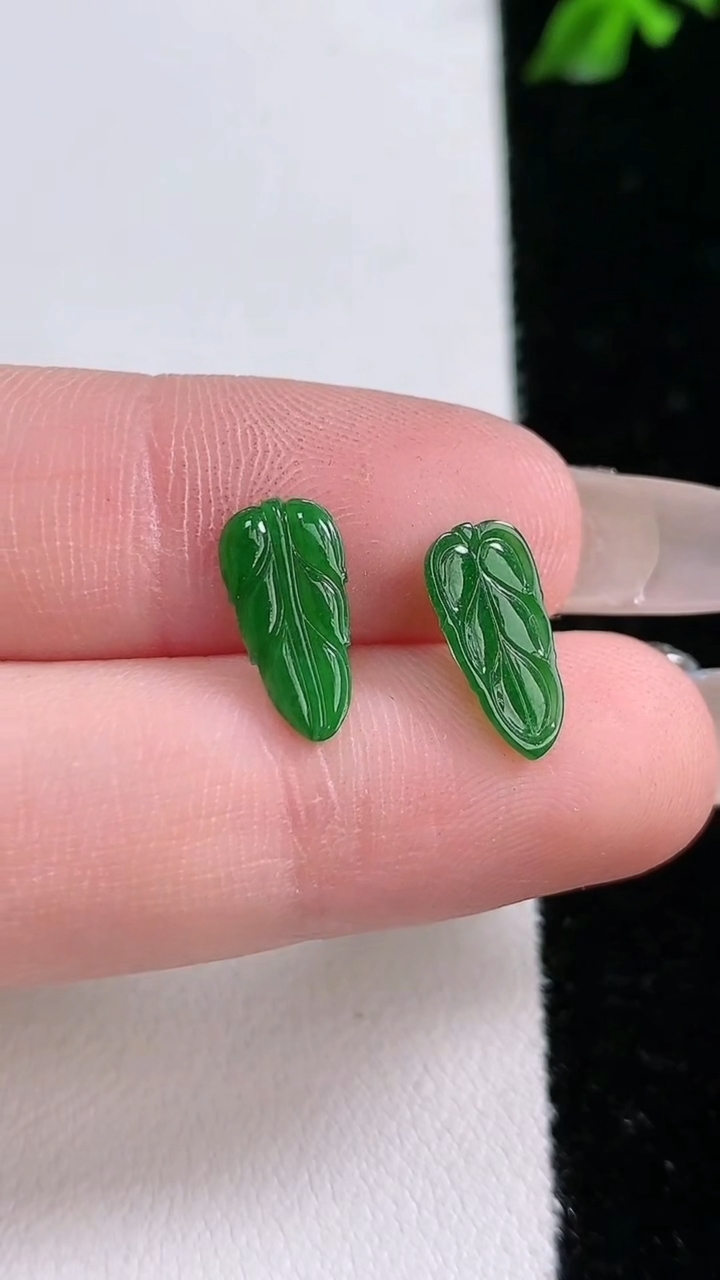 天然A货翡翠金枝玉叶 叶子镶嵌件一对，尺寸12-6-1.6，重:0.41g
4月18日
