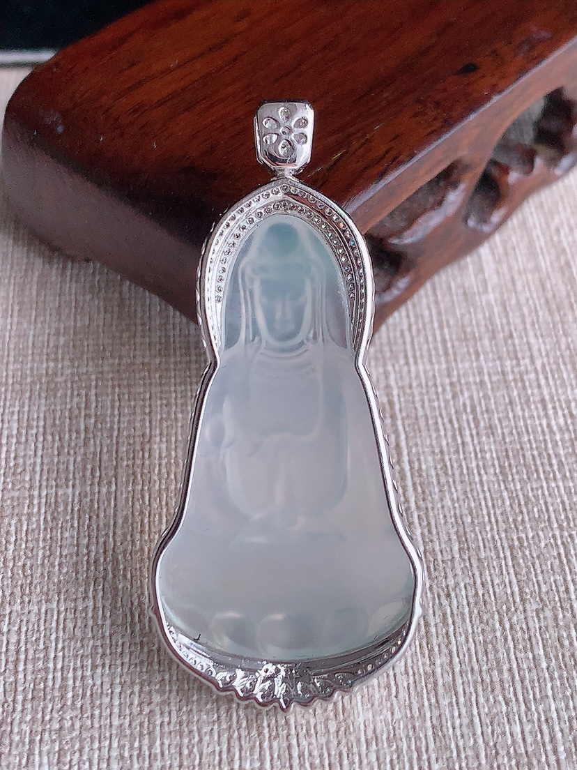 天然A货翡翠18K金伴钻镶嵌白冰白月光观音吊坠 
尺寸52.6-39.3-24-8.8mm 重量8.