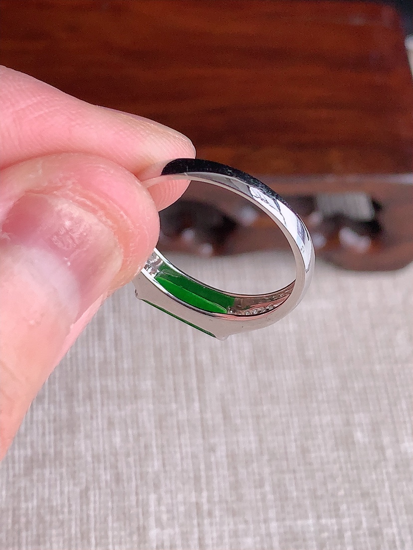 天然A货翡翠18K金伴钻镶嵌阳绿马鞍戒指 圈口17裸石
尺寸10-3.4mm 重量2.12g 0417