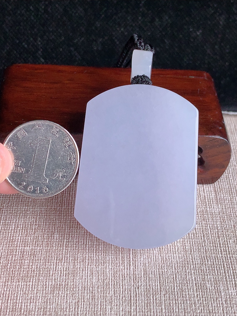 天然A货翡翠紫罗兰无事牌吊坠 
尺寸52.8-38.8-11.4mm 重量74.68g 0417