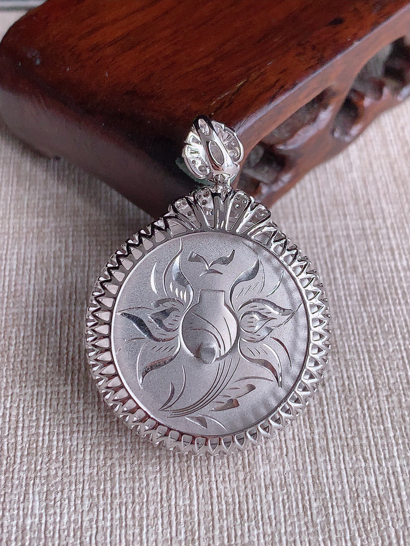 天然A货翡翠18K金伴钻镶嵌淡紫罗兰无事牌吊坠 
尺寸41.7-29.6-9.8裸石27.5mm 重