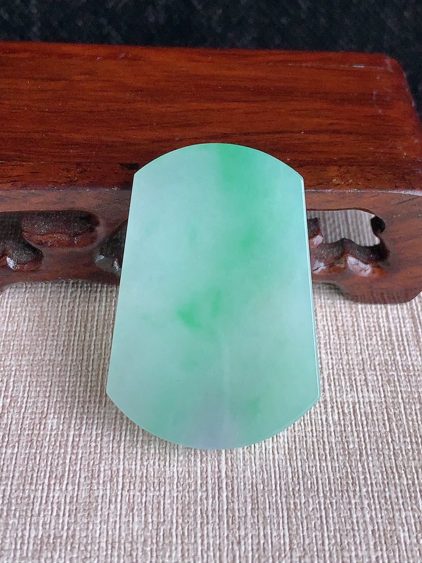 天然A货翡翠飘绿无事牌镶嵌件 
尺寸44-30.4-4.8mm 重量18.11g 0417