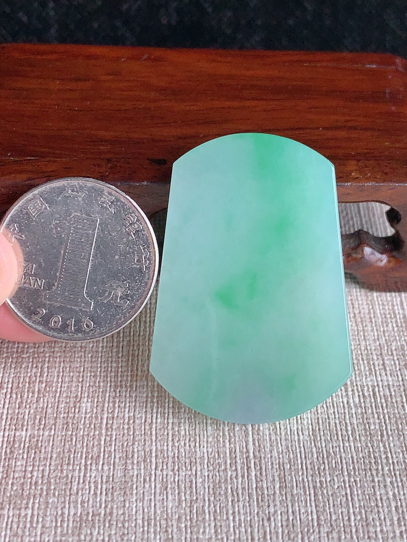 天然A货翡翠飘绿无事牌镶嵌件 
尺寸44-30.4-4.8mm 重量18.11g 0417