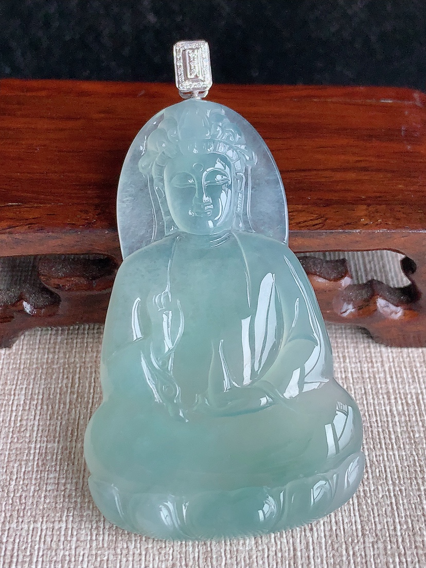 天然A货翡翠18K金伴钻镶嵌晴水一刀切素衣观音吊坠 
尺寸70.2-61.5-37.7-5.5mm 重量25.56g 0417