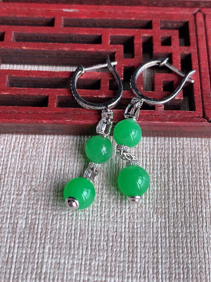 天然A货翡翠18K金伴钻镶嵌满绿圆珠转运珠耳坠 
尺寸6.3mm 重量3.72g 0417