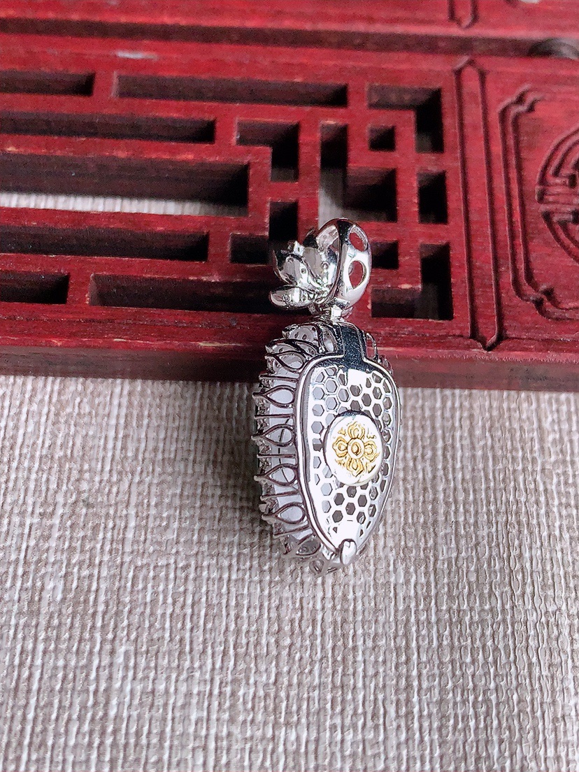 天然A货翡翠18K金伴钻镶嵌满绿叶子金枝玉叶吊坠 
尺寸28.8-13.8-9裸石15-9mm 重量