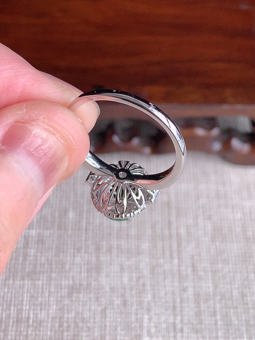 天然A货翡翠18K金伴钻镶嵌阳绿蛋面戒指 圈口17.4裸石
尺寸8.6-7mm 重量3.36g 0417